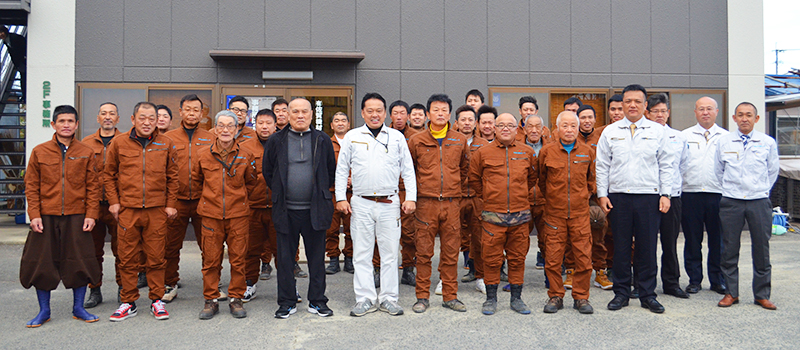 株式会社サガキザイ 社員集合写真