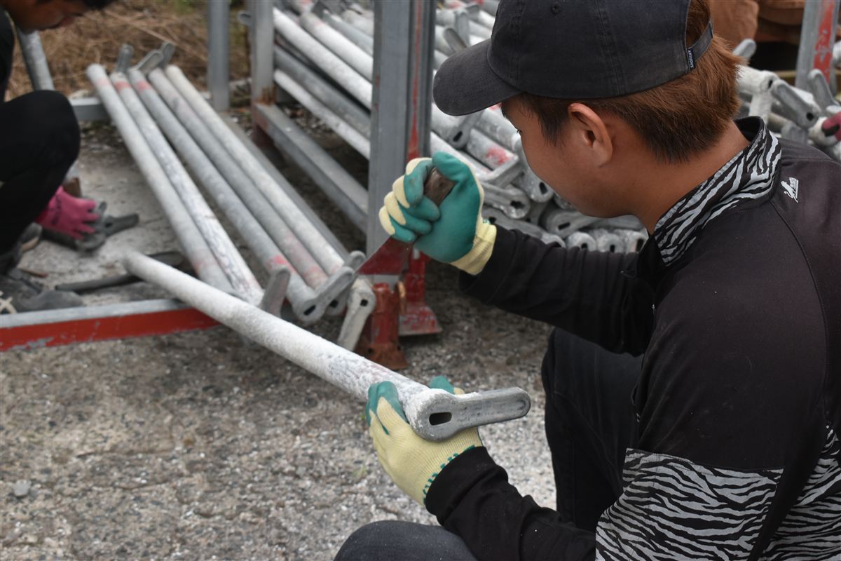 足場材の点検作業